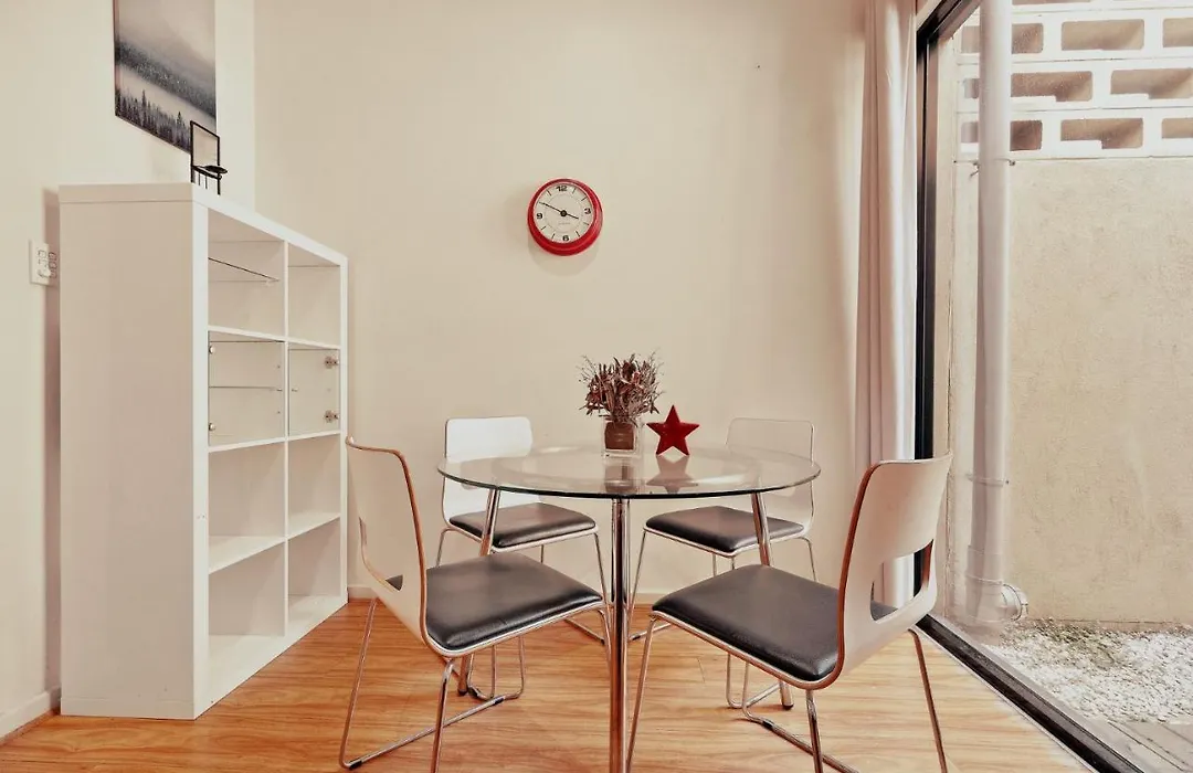 3 Bedroom Townhouse Near Gouger Street - Pets Friendly - Free Parking - Free Wifi-1