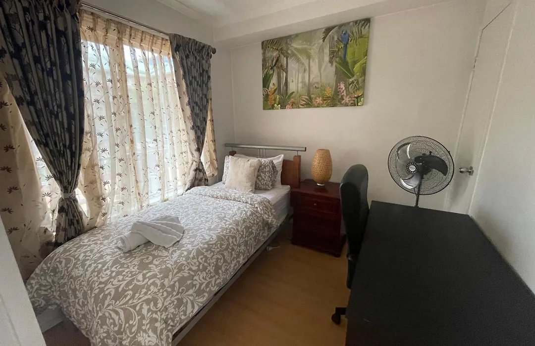 City Apartment - Free Parking, 3 Bedrooms And 2 Bathrooms-1