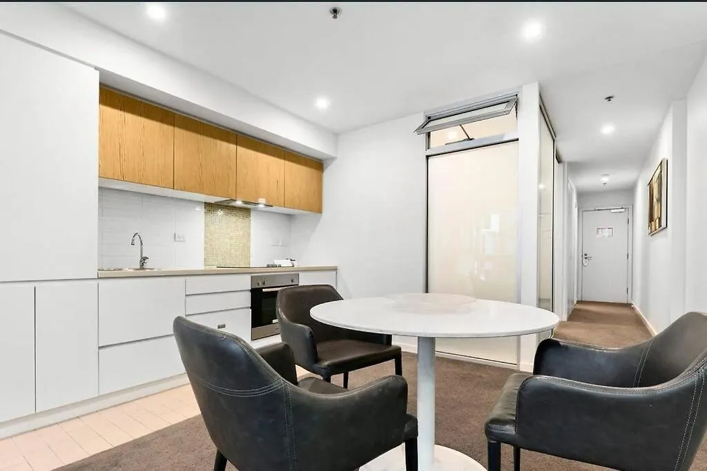 King Bed Cbd Apartment | Pool, Sauna & Balcony-1
