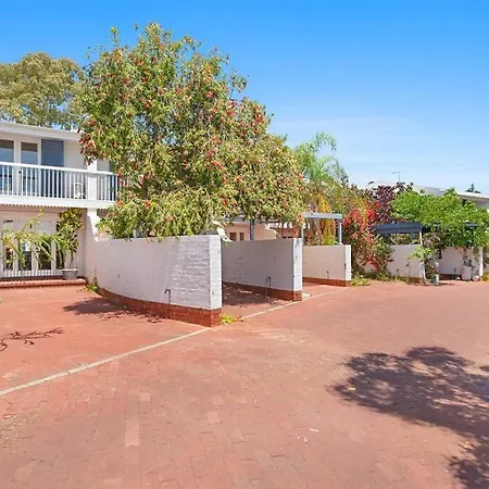 Stylish, Comfortable And Pet Friendly Home In The Heart Of Kensington-3