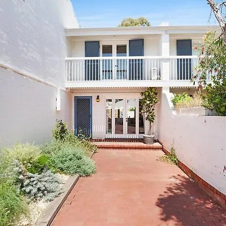 Stylish, Comfortable And Pet Friendly Home In The Heart Of Kensington-2
