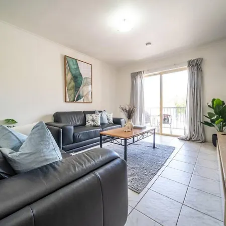 Sage On Bewes - Relaxed Cbd Base With Tennis Court-3