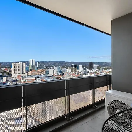 Skyline Luxury Retreat: Gym, Pool & Cinema-3