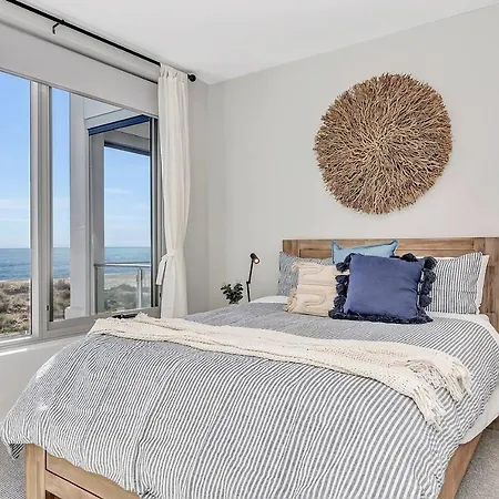 Hamptons-Inspired Waterfront Living On Moana Beach-3