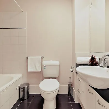 3 Bedroom Townhouse Near Gouger Street - Pets Friendly - Free Parking - Free Wifi-3