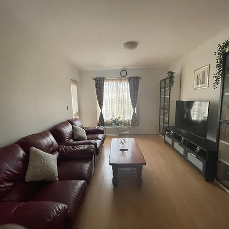 City Apartment - Free Parking, 3 Bedrooms And 2 Bathrooms-2