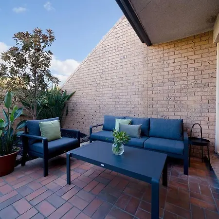 Honeyeater Hidden Gem - Stylish Courtyard In The Cbd-3
