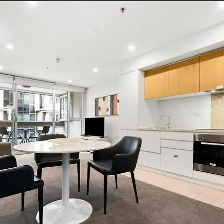 King Bed Cbd Apartment | Pool, Sauna & Balcony-3