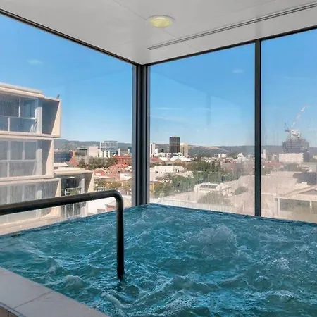 King Bed Cbd Apartment | Pool, Sauna & Balcony-2