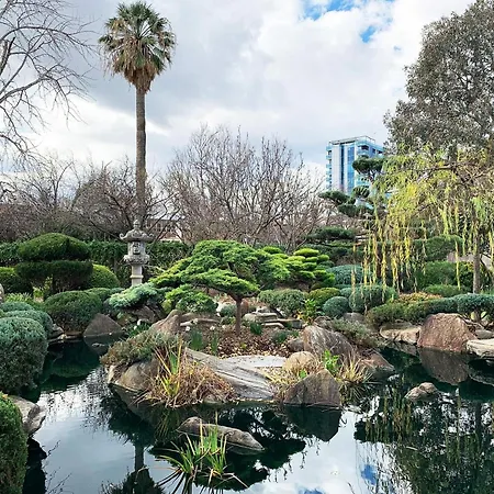 Stylish 2-Bedroom Retreat In The Adelaide Cbd And Parklands-3