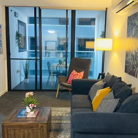 Elegant Cbd Apartment - Free Car Park - Prime Central Location - Balcony - Newly-Renovated Bathroom - Waypoint Cbd Stay By Centera-3