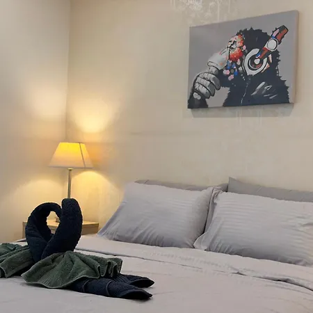 Modern 2 Bedroom Apartment In Adelaide Cbd At The Balfours With Pool & Free Parking-2