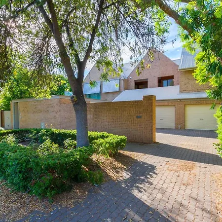 Adelaide Style Accommodation-Close To City-North Adelaide-3 Bdrm- Free Parking-3