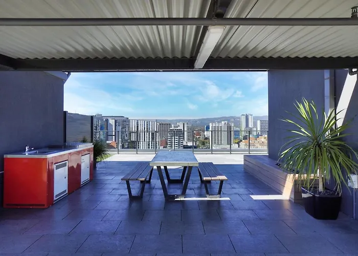 Modern 2 Bedroom Apartment - Adelaide Cbd