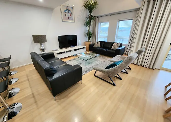 Spacious 4 Bedroom And 2 Bathrooms City Apartment Adelaide