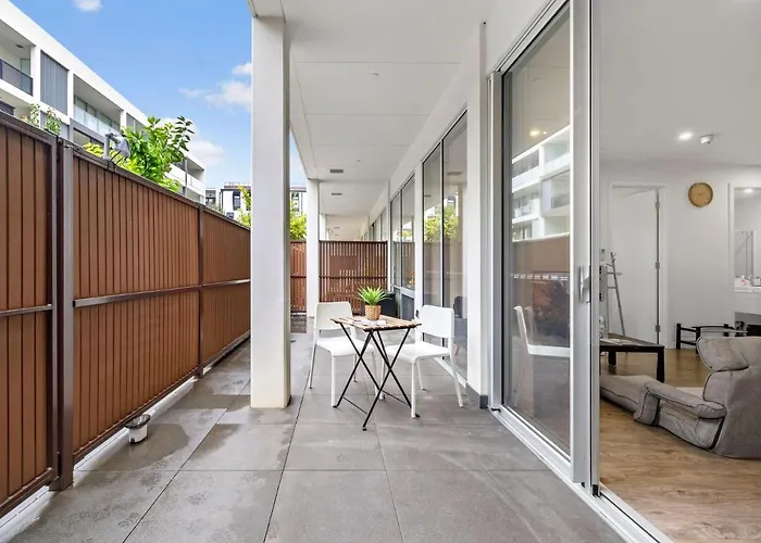 Rose - The Fringe Escape Apartment Adelaide
