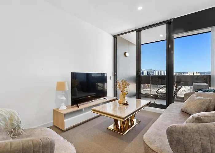 Skyline Luxury Retreat: Gym, Pool & Cinema Apartment Adelaide