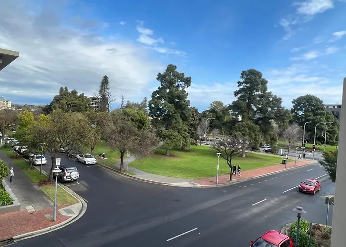 Adelaide Central Apartment - 3Br, 2Bath & Carpark