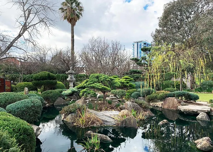 Stylish 2-Bedroom Retreat In The Adelaide Cbd And Parklands