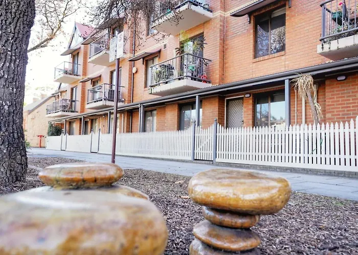 Cosy Ground Floor Walk To Adelaide Oval, City, Zoo & More