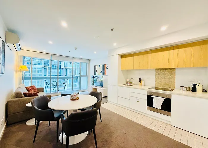 King Bed Cbd Apartment | Pool, Sauna & Balcony Adelaide