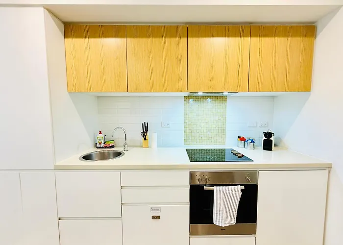 King Bed Cbd Apartment | Pool, Sauna & Balcony Adelaide